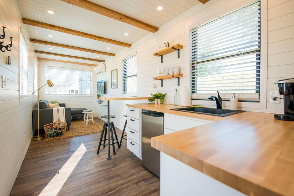 Container Home With Rooftop Views And Pickleball-Pecan Grove Беллмид Экстерьер фото