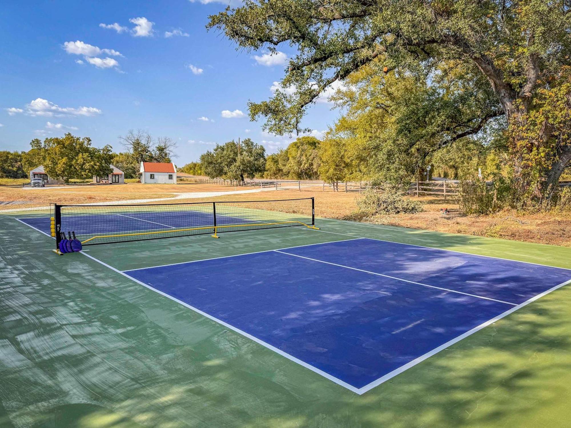 Container Home With Rooftop Views And Pickleball-Pecan Grove Беллмид Экстерьер фото