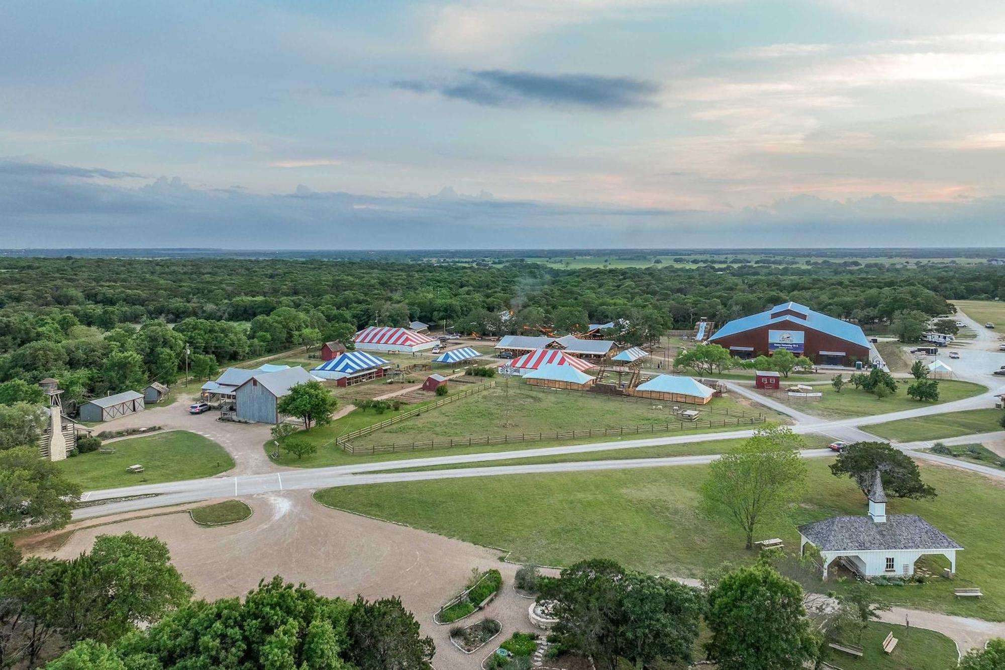Container Home With Rooftop Views And Pickleball-Pecan Grove Беллмид Экстерьер фото