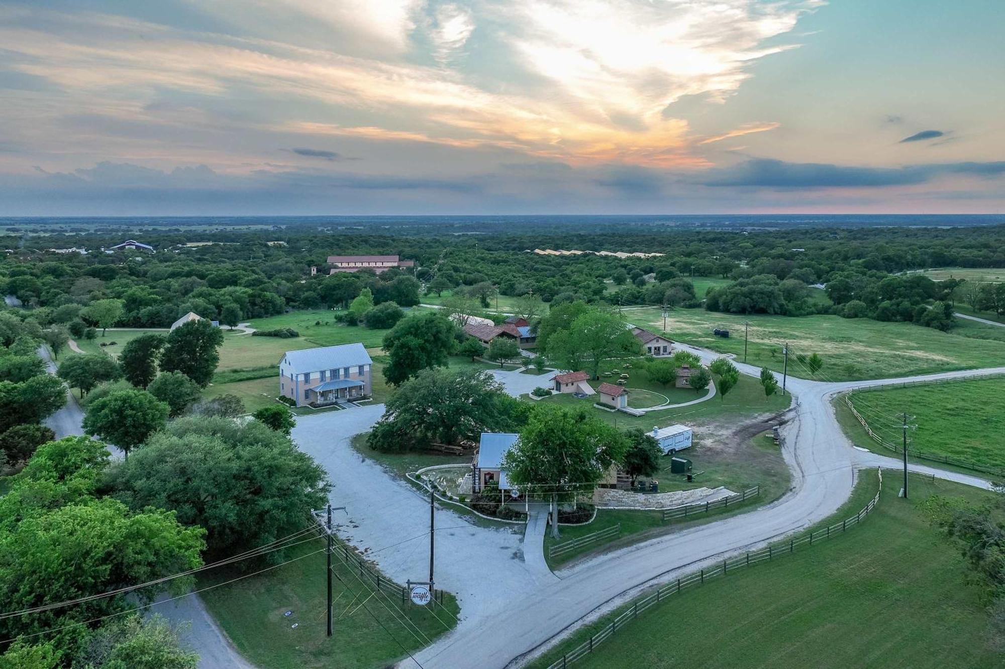 Container Home With Rooftop Views And Pickleball-Pecan Grove Беллмид Экстерьер фото