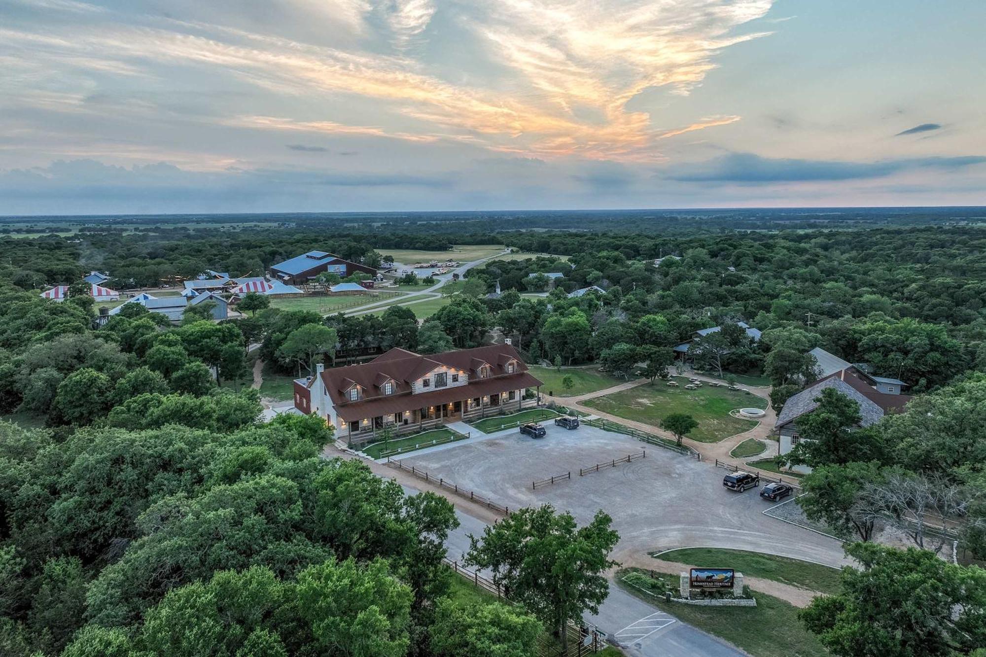 Container Home With Rooftop Views And Pickleball-Pecan Grove Беллмид Экстерьер фото